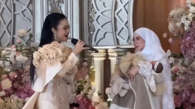 Kris Dayanti tampil di acara akikah anak kedua Lesti Kejora (TikTok/@thelemosfamily)