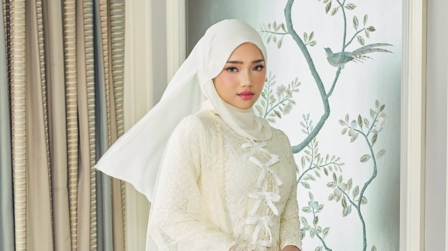 5 Potret Fuji Jadi Model Brand Baju Muslim Malaysia, Cantik dan Elegan!