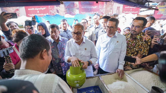 Menko Pangan dan Mendag Tinjau Sub Pangkalan di  Klender, Pastikan Penyaluran LPG 3 Kg Aman Bagi Masyarakat