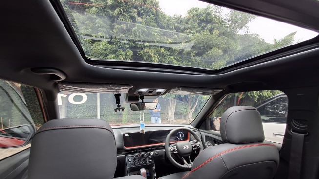 Interior canggih dengan nuansa sporty dari Hyundai Creta N Line saat diuji dalam perjalanan Jakarta - Lampung pada 5-6 Februari 2024. [Suara.com/Michele Alessandra Amabelle]