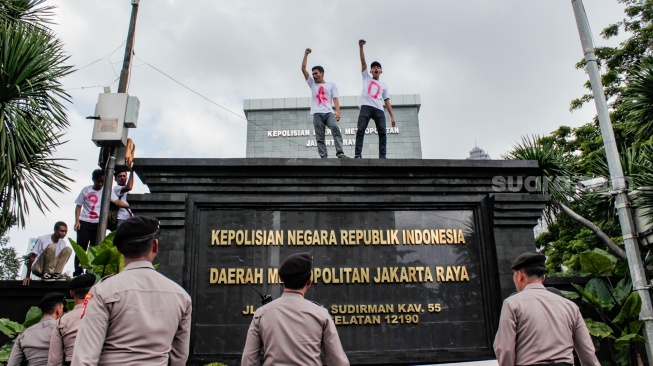 Tuntut Adili Jokowi, Massa Geruduk Polda Metro Jaya