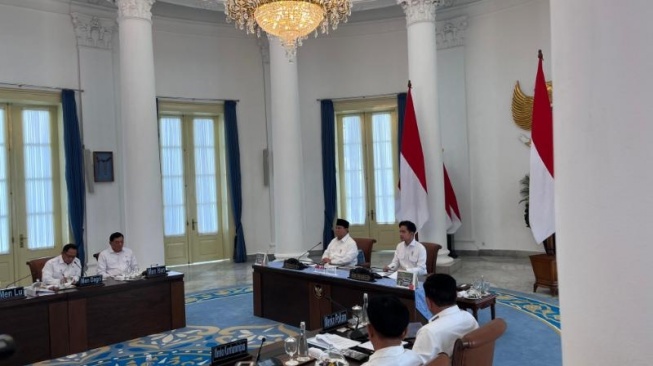 Presiden Prabowo dan Wapres Gibran Rakabuming Raka dalam sidang Perdana Dewan Pertahanan Nasional di Istana Kepresidenan Bogor. (Suara.com/Novian)