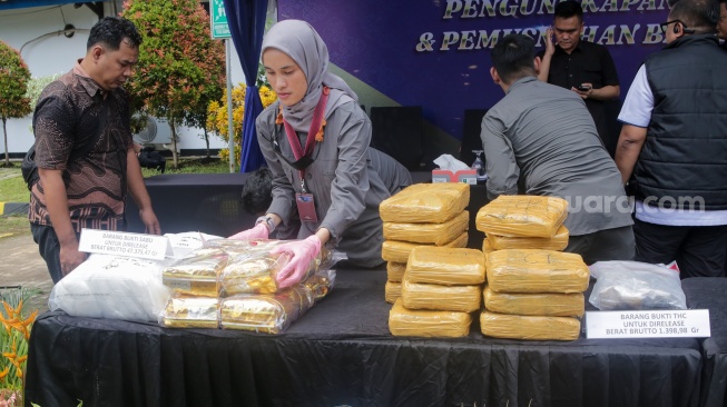 Sejumlah barang bukti narkotika ditunjukkan dalam konferensi pers pengukapan jaringan narkotika dan pemusnahan barang bukti narkotika di Kantor BNN, Jakarta, Jumat (7/2/2025). [Suara.com/Alfian Winanto]