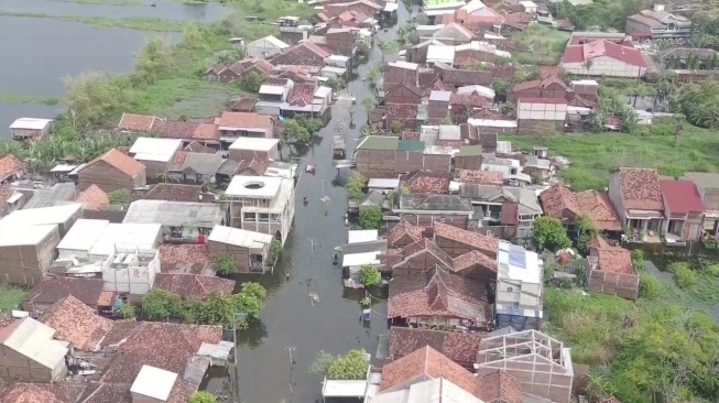 Gambar udara banjir di Desa Sayung, Kecamatan Sayung, Kabupaten Demak, Jumat (7/2/2025). (suara.com/Sigit AF)