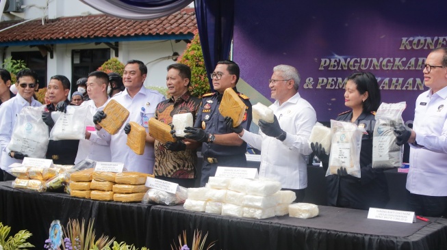 Petugas menunjukan Sejumlah barang bukti narkotika  dalam konferensi pers pengukapan jaringan narkotika dan pemusnahan barang bukti narkotika di Kantor BNN, Jakarta, Jumat (7/2/2025). [Suara.com/Alfian Winanto]