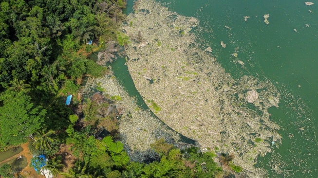 Foto udara tumpukan sampah di kawasan Bendungan Leuwikeris, Desa Handapherang, Kabupaten Ciamis, Jawa Barat, Jumat (7/2/2024). [ANTARA FOTO/Adeng Bustomi/YU]