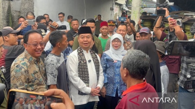 Penjabat Gubernur Provinsi DKI Jakarta Teguh Setyabudi meninjau pangkalan LPG 3 kilogram di kawasan Kramat Jati, Jakarta Timur, Jumat (7/2/2025). ANTARA/Lifia Mawaddah Putri.