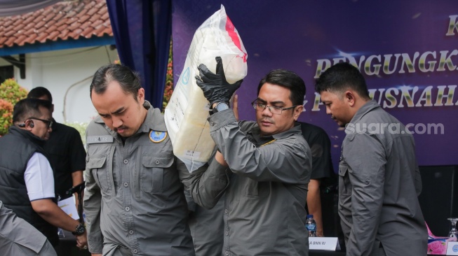 Sejumlah barang bukti narkotika ditunjukkan dalam konferensi pers pengukapan jaringan narkotika dan pemusnahan barang bukti narkotika di Kantor BNN, Jakarta, Jumat (7/2/2025). [Suara.com/Alfian Winanto]