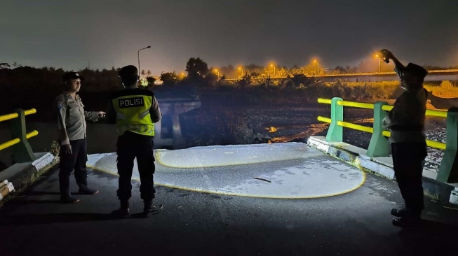 Seabad Berdiri Kokoh, Jembatan Srandakan di Bantul Akhirnya Roboh