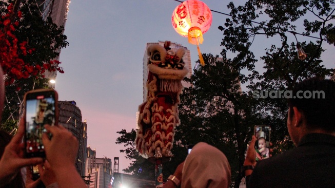 Warga melihat Atraksi barongsai di kawasan Sudirman Central Business District (SCBD), Jakarta, Sabtu (8/2/2025). [Suara.com/Alfian Winanto]