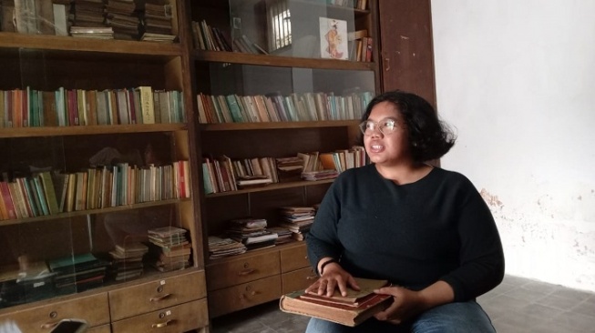  Astrid Salsabila dihadapan buku-buku beraksara Hanji. Menunggu diterjemahkan. (Suara.com/ Angga Haksoro Ardhi).