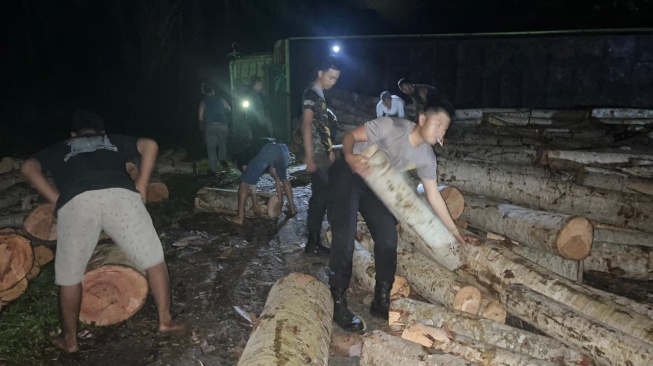 Truk Fuso Terguling di Tanjakan Bengkunat, Jalan Lintas Barat Macet