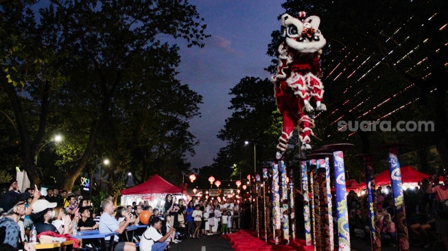 Warga melihat Atraksi barongsai di kawasan Sudirman Central Business District (SCBD), Jakarta, Sabtu (8/2/2025). [Suara.com/Alfian Winanto]