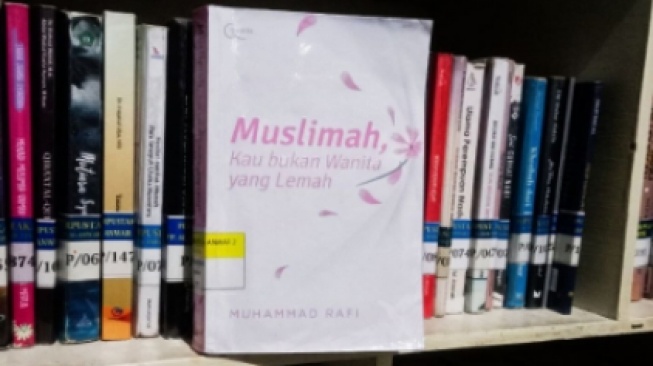 Muslimah, Kau Bukan Wanita yang Lemah: Menjadi Perempuan Tegar dan Berdaya