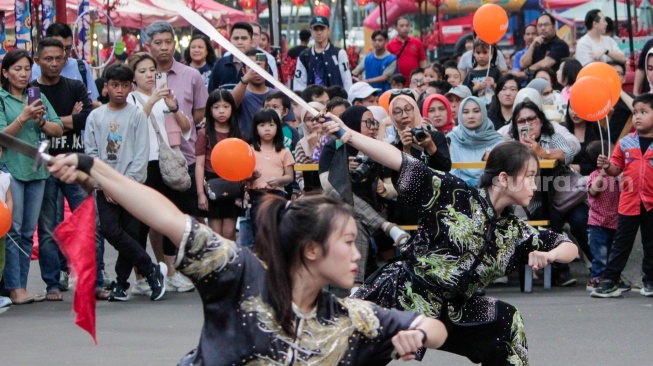 Warga melihat pertunjukan bela diri di kawasan Sudirman Central Business District (SCBD), Jakarta, Sabtu (8/2/2025). [Suara.com/Alfian Winanto]