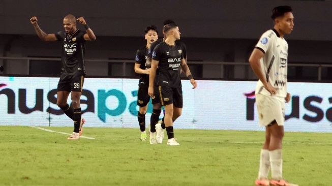 Pesepak bola Dewa United Alex Martins (kiri) berselebrasi usai mencetak gol ke gawang Persija Jakarta dalam lanjutan BRI Liga 1 di Stadion Pakansari, Kabupaten Bogor, Jawa Barat, Sabtu (8/2/2025). Dewa United mengalahkan Persija Jakarta dengan skor 2-1. ANTARA FOTO/Yulius Satria Wijaya/tom.