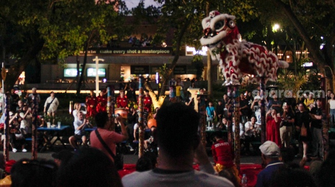 Warga melihat Atraksi barongsai di kawasan Sudirman Central Business District (SCBD), Jakarta, Sabtu (8/2/2025). [Suara.com/Alfian Winanto]