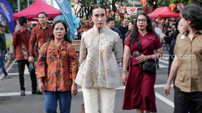 Menteri Pariwisata Widiyanti Putri Wardhana (tengah) mengunjungi perayaan Cap Go Meh di kawasan Sudirman Central Business District (SCBD), Jakarta, Sabtu (8/2/2025). [Suara.com/Alfian Winanto]