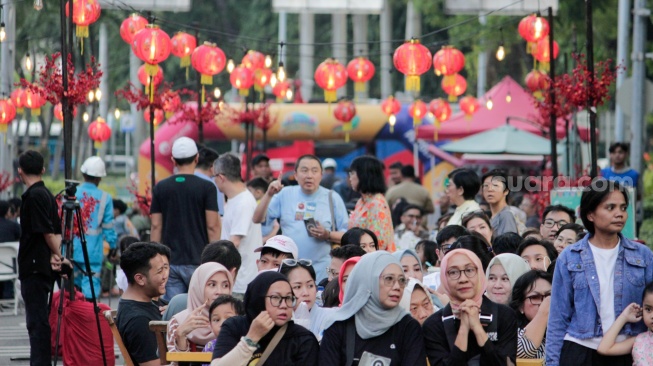 Warga mengunjungi perayaan Cap Go Meh di kawasan Sudirman Central Business District (SCBD), Jakarta, Sabtu (8/2/2025). [Suara.com/Alfian Winanto]