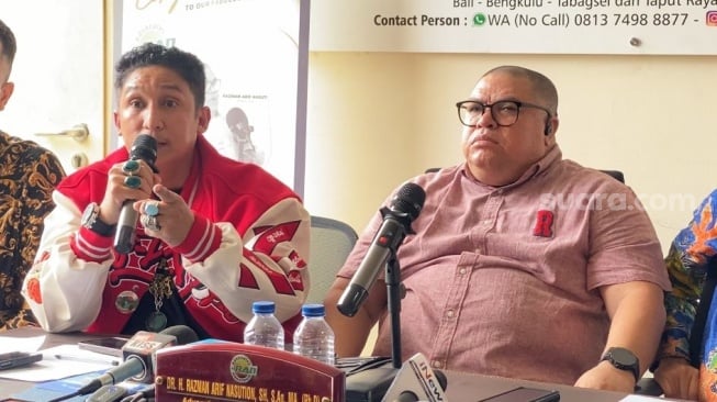 Firdaus Oiwobo dan Razman Arif Nasution saat menggelar konferensi pers di kawasan Kuningan, Jakarta Selatan, Sabtu (8/2/2025). [Suara.com/Tiara Rosana]