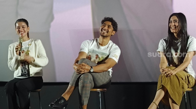 Susan Sameh, Arya Saloka dan Agla Artalidia saat konferensi pers film Pintu-Pintu Surga di Grand Indonesia, Jakarta Pusat pada Senin (10/2/2025). [Suara.com/Rena Pangesti]