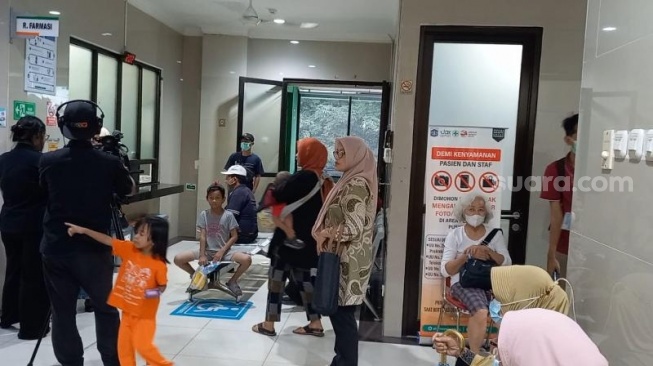 Penampakan warga di kawasan Pulo Gadung saat ikut skrining kesehatan gratis di Puskesmas. (Suara.com/Fakhri)