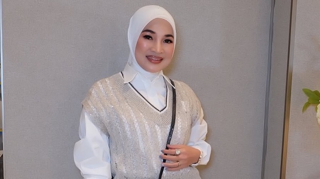 Istri Haji Isam Dandan Pakai MUA Profesional untuk Ultah Cucu, Hasil Makeup-nya Jadi Sorotan