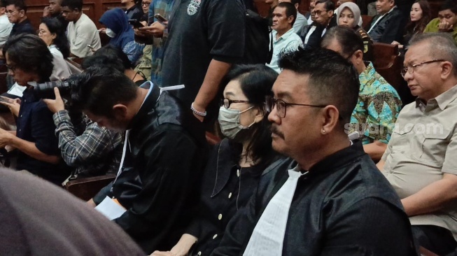 Meirizka Widjaja, ibunda Ronald Tannur yang menjadi terdakwa kasus suap hakim PN Surabaya. (Suara.com/Dea)