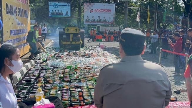 Pemusnahan barang bukti berupa botol miras di Cibinong, Kabupaten Bogor, Jawa Barat. (ANTARA/M Fikri Setiawan)