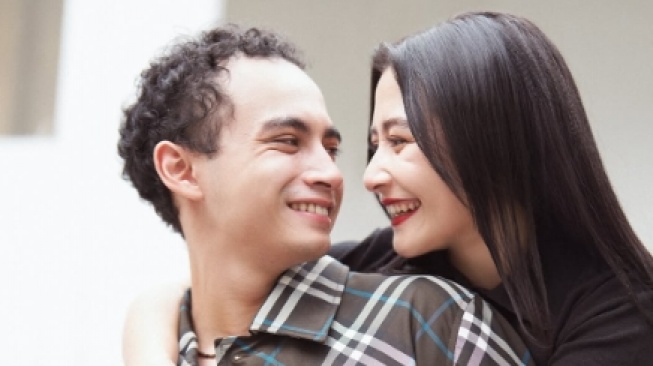 7 Pemotretan Prilly Latuconsina dan Omara Esteghlal, Romantis Bak Anak SMA