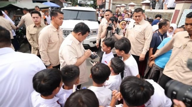 Dikerumuni saat Sidak MBG, Anak-anak SD Ini Nekat Cegat Prabowo: Demi Minta Tanda Tangan Presiden di Sepatu Futsal!