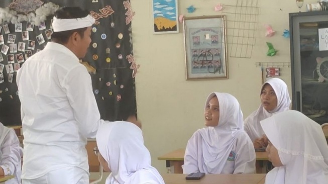 Gubernur Jawa Barat terpilih Dedi Mulyadi saat berdialog dengan siswa di SMAN 7 Cirebon, Jawa Barat, Jumat (7/2/2025). (ANTARA/Fathnur Rohman)