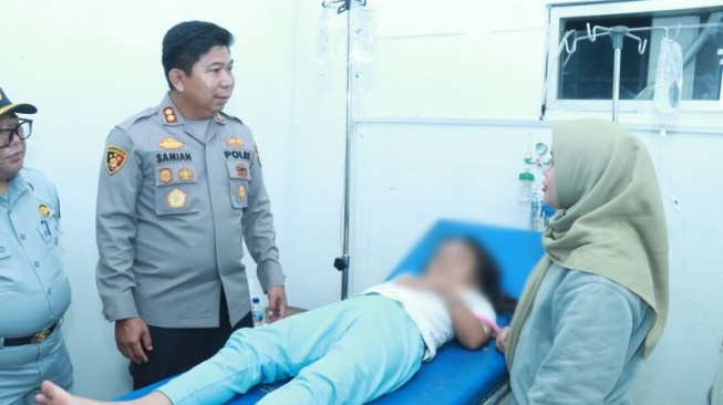 Kapolres Sukabumi AKBP Samian didampingi Kepala Jasa Raharja Sukabumi Wahyu Prawibowo saat menjenguk korban kecelakaan lalu lintas di Jalan Raya Palabuhanratu, Kampung Cijarian, Desa Tonjong , Kecamatan Palabuhanratu, Kabupaten Sukabumi, Jabar yang sedang dirawat di RSUD Palabuhanratu pada Minggu, (9/2/2024). ANTARA/Aditya A Rohman)