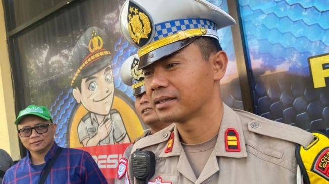 Kepala Satuan Lalu Lintas Polres Garut Iptu Aang Andi Suhandi saat memberikan keterangan pers usai gelar pasukan Operasi Keselamatan Lodaya 2024 di Markas Polres Garut, Jawa Barat, Senin (10/1/2025). (ANTARA/Feri Purnama)