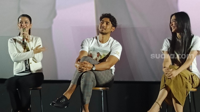 Susan Sameh, Arya Saloka dan Agla Artalidia saat konferensi pers film Pintu-Pintu Surga di Grand Indonesia, Jakarta Pusat pada Senin (10/2/2025). [Suara.com/Rena Pangesti]