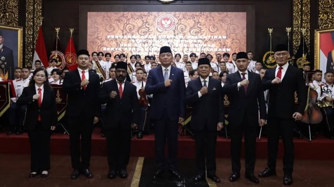 Menhan Sjafrie Sjamsoeddin berfoto bersama dengan stafsus-nya, salah satunya Deddy Corbuzier di Gedung Kemhan, Selasa (11/2/2025). [Instagram @sjafrie.sjamsoeddin]