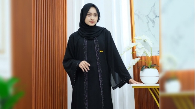 Ini Dia 4 Rekomendasi Abaya Hitam yang Nyaman dan Stylish untuk Lebaran