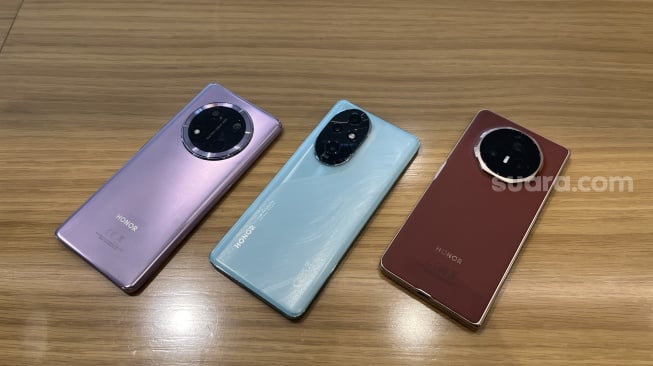 3 HP Honor yang akan segera hadir ke Indonesia yang mencakup Honor X9c, Honor 200 Pro, Honor Magic V3. [Suara.com/Dicky Prastya]