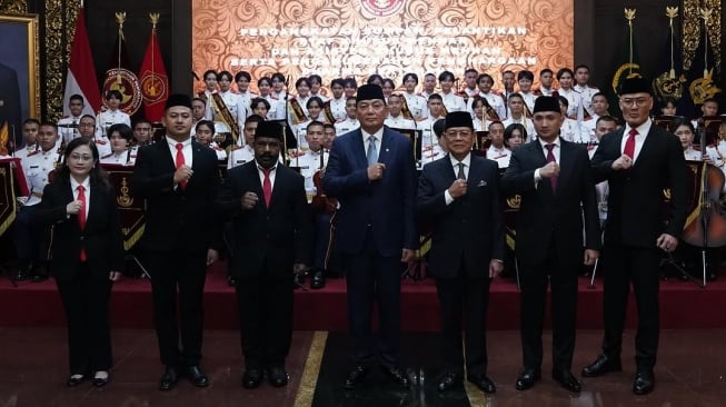 Menteri Pertahanan Sjafrie Sjamsoeddin (tengah) foto bersama saat Upacara Pelantikan Staf Khusus Menhan dan Asisten Khusus Menhan di Aula Bhineka Tunggal Ika Kementerian Pertahanan, Jakarta, Selasa (11/2/2025). [Instagram/dc.kemhan]