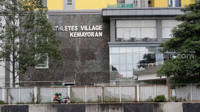 Sejumlah kendaraan melintas di dekat Wisma Atlet Kemayoran, Jakarta, Selasa (11/2/2025). [Suara.com/Alfian Winanto]