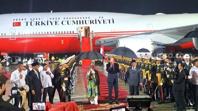 Sambil Genggam Tangan Istri, Presiden Turkiye Erdogan Payungi Prabowo saat Tiba di Indonesia