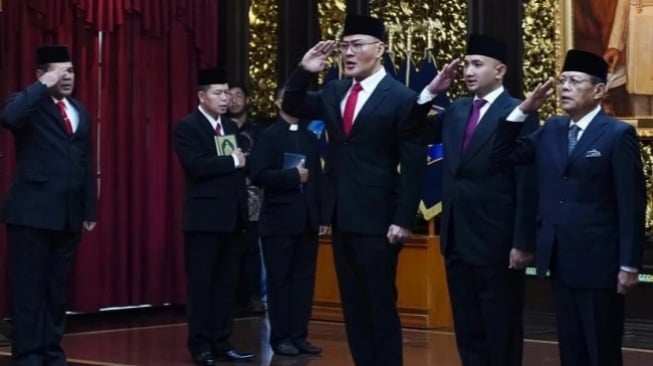 Perjalanan Deddy Corbuzier yang Kini Jabat Stafsus Menhan, Dandanan Gothic Jadi Jas Berdasi