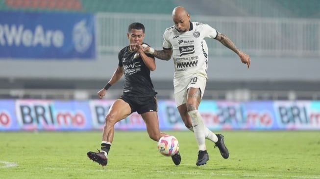 Duel pemain Dewa United dengan Persija Jakarta di pekan ke-22 BRI Liga 1. (ligaindonesiabaru.com)