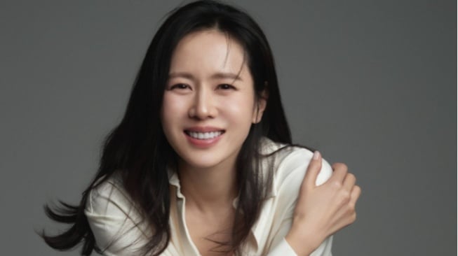 Son Ye Jin Diincar Bintangi Drama Thriller Garapan Sutradara 'Mask Girl'