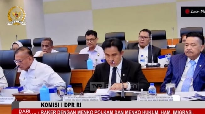 Menteri Koordinator Bidang Hukum, Hak Asasi Manusia, Imigrasi, dan Pemasyarakatan, Yusril Ihza Mahendra saat mengikuti rapat kerja (raker) dengan Komisi I DPR RI, Selasa (11/2/2025). (Tangkapan layar/Bagaskara)