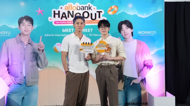 Kim Mingyu dan Jeon Wonwoo saat sesi jumpa pers sebelum acara Meet and Greet bertajuk Allo Bank Hangout yang digelar di Jakarta International Velodrome pada Senin (10/2/2025). [Cr: Allo Bank]