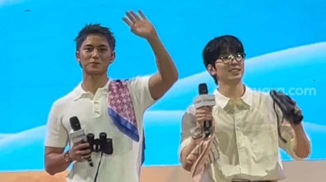 Kim Mingyu dan Jeno Wonwoo Seventeen dalam acara meet and greet Allo Bank Hangout yang digelar di Jakarta International Velodrome, Senin (10/2/2025). [Suara.com/Sumarni]