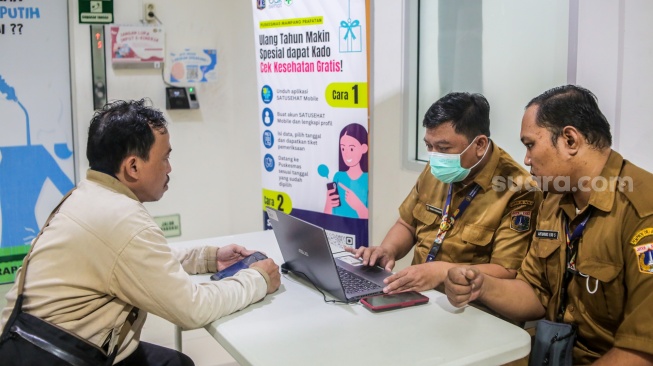 Warga menjalani pemeriksaan kesehatan gratis di Puskesmas Mampang Prapatan, Jakarta, Selasa (11/2/2025). [Suara.com/Alfian Winanto]