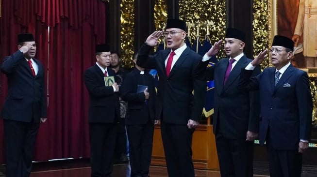 Deddy Corbuzier (kiri) saat mengikuti Upacara Pelantikan Staf Khusus Menhan dan Asisten Khusus Menhan di Aula Bhineka Tunggal Ika Kementerian Pertahanan, Jakarta, Selasa (11/2/2025). [Instagram/dc.kemhan]