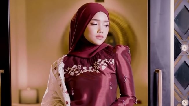 Burgundy Jadi Tren Warna Baju Lebaran 2025, Begini Tips Make Up yang Cocok agar Tampil Segar